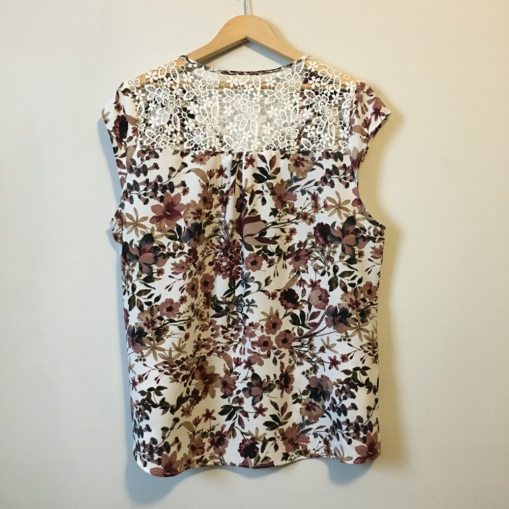 Cleo Floral Metal T-Clasp Chain & Lace Sleeveless Blouse Large